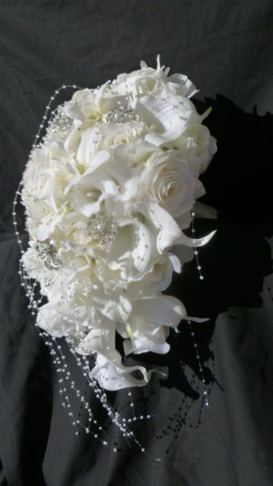 Ivory cascading bouquet callas, roses and pearls - Image 5
