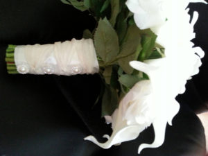Ivory cascading bouquet casablanca lilies, roses and calla lilies - Image 4