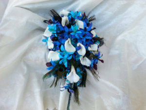 Blue orchid bouquet with peacock feathers - Image 2