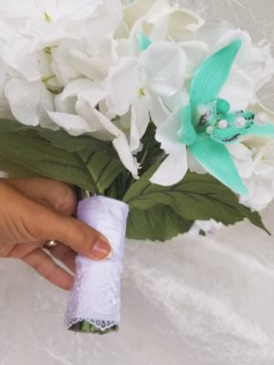 Cascading bouquet with mint and lavender colors - Image 5