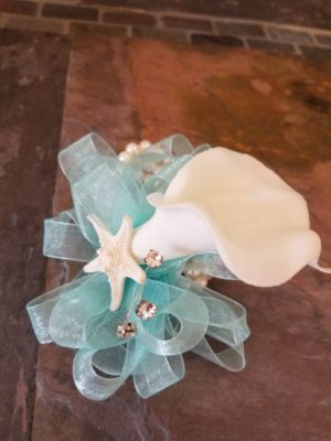 Calla lily wrist corsage, starfish pin on corsage, rhinestone, pearl wristlet - Image 4