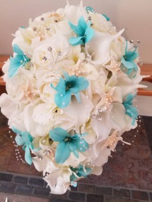 Beach wedding bouquet with starfish - Image 9
