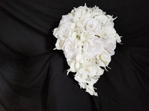 Rose and calla lily cascading bouquet - Image 7