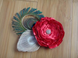 Bridal hair piece, red flower, ivory, natural peacock eye and sward feathers - Image 5