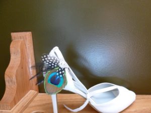 Bridesmaids peacock polka dot feather hair clip, customizable - Image 4