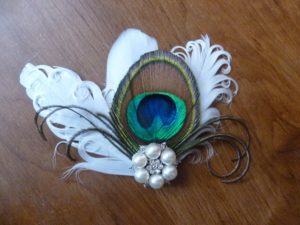 Bridal  feather hair clip, peacock white feathers, pearl rhinestone - Image 2