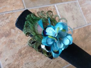 Peacock pearl wrist corsage with teal accent, customizable - Image 2