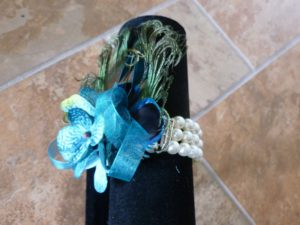 Peacock pearl wrist corsage with teal accent, customizable - Image 3