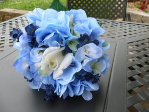 Blue hydrangea small bouquet - Image 2