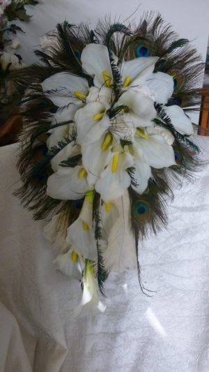 Calla lily & rose cascade bouquet with feathers, 50s style - Image 2