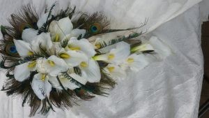 Calla lily & rose cascade bouquet with feathers, 50s style - Image 3