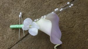 Calla lily boutonniere with pearl stems