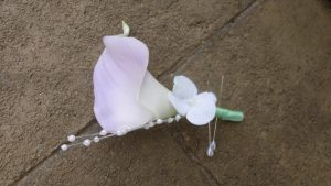 Calla lily boutonniere with pearl stems - Image 2