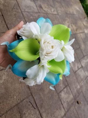 Turquoise and green cascading bouquet - Image 3