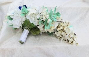 Cascading bouquet with mint and navy - Image 3