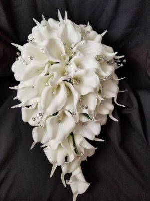 Calla lily cascading bouquet - Image 3