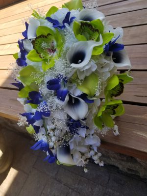 Navy and lime cascading bouquet - Image 7