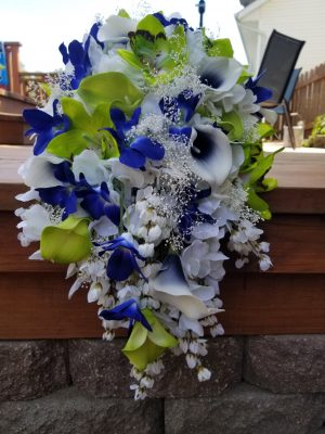 Navy and lime cascading bouquet