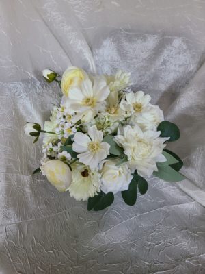 Daisy & dahlia bouquet with roses and rananculus - Image 9