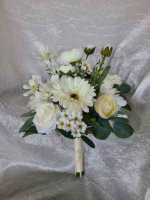Daisy & dahlia bouquet with roses and rananculus - Image 5